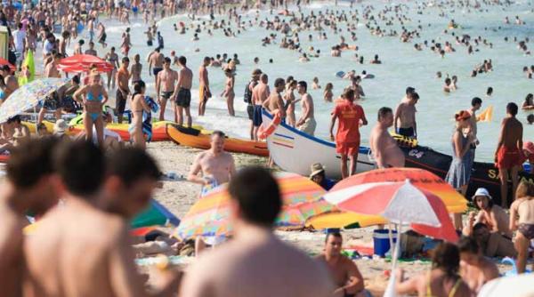 litoralul a atras turisti multi pe bani mai putini