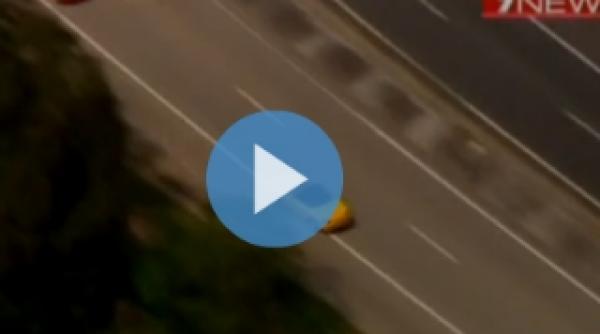 urmarire spectaculoasa in australia soferul unui porsche furat a fugit de politie cu o roata lipsa video