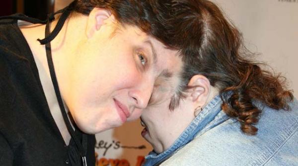 cele mai batrane siameze din lume lori si dori implinesc 50 de ani