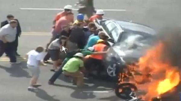cum a fost salvata viata unui tanar motociclist prins sub masina care l a lovit video