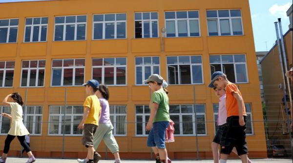 introducerea uniformelor scolare obligatorii respinsa de senatori