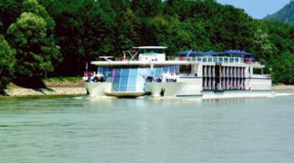 nava de croaziera blocata pe danare din cauza nivelului scazut al apei