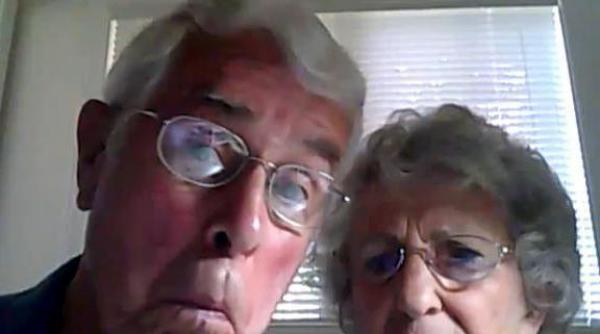 doi pensionari descopera webcam ul nazdravaniile batraneilor fac furori pe internet
