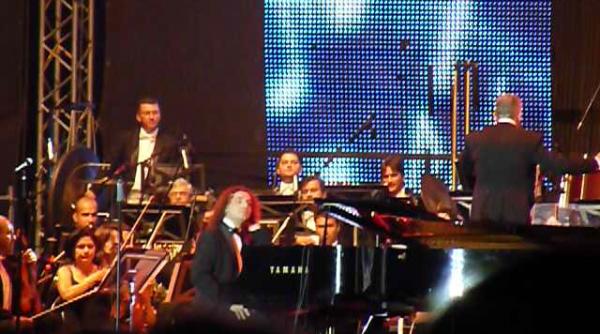 seara de exceptie pentru bucurestenii melomani bogdan ota a stralucit in piata constitutiei