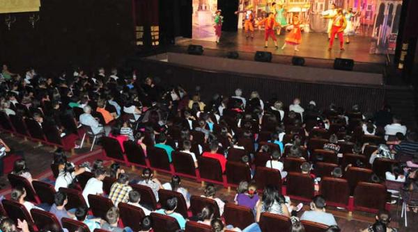 in giulesti o frumoasa sala de spectacole