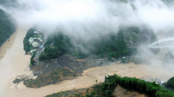 un taifun puternic ameninta japonia 14 000 de persoane au fost evacuate