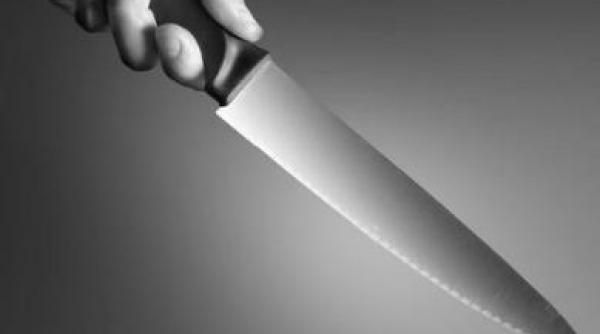 elevi atacati cu cutitul in curtea scolii