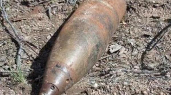 proiectil in stare perfecta de functionare descoperit in fata unei scoli din drumul taberei