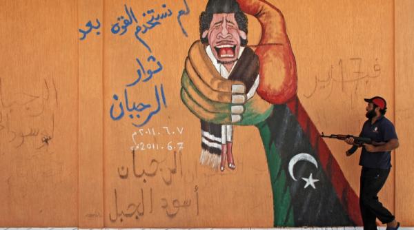 gaddafi e inca in libia si lupta cu arma in mana sustine fiica sa