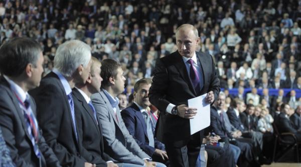 medvedev l a invitat pe putin sa candideze la alegerile prezidentiale din 2012