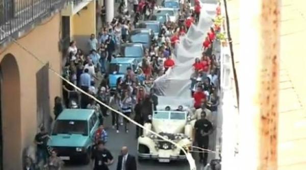 o mireasa italiana a mers la altar cu o trena de trei kilometri video