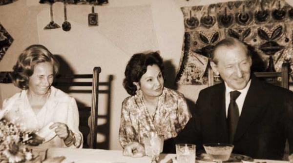 eu am invatat o pe elena ceausescu sa bea sherry