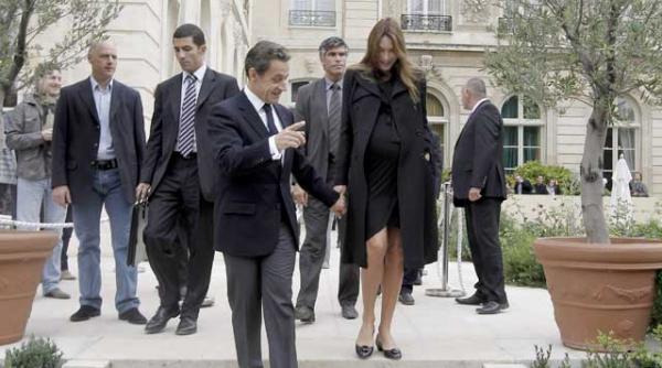 carla bruni sarkozy o mamica superstitioasa