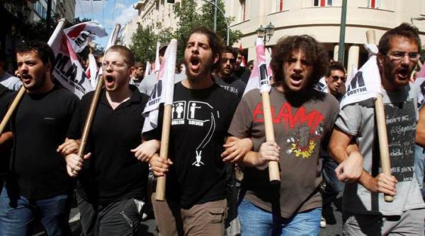 proteste in grecia un grup de studenti a ocupat postul public de televiziune