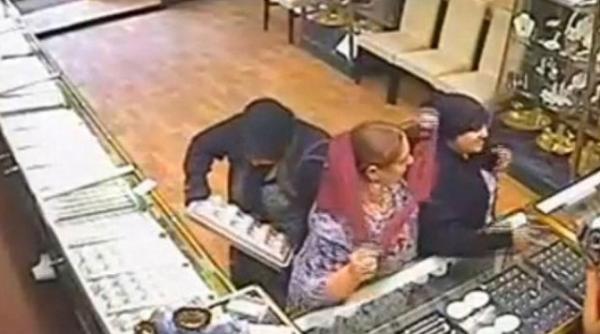 tigancile din romania surprinse la furat de bijuterii in marea britanie video