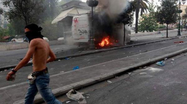 atena protesteaza transportul in comun nu mai exista iar functionarii ameninta ca vor ocupa sediile municipale