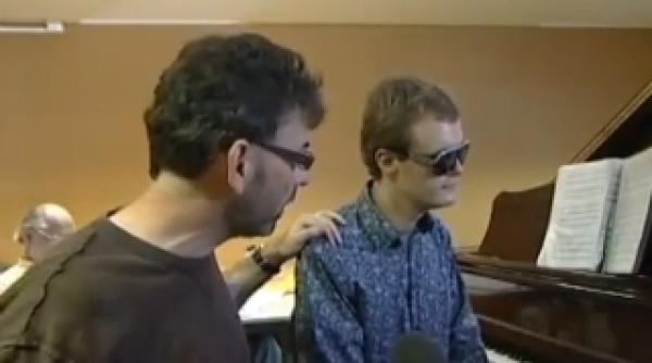 este orb si autist dar are un har unic interpreteaza orice piesa dupa ce o asculta o singura data video