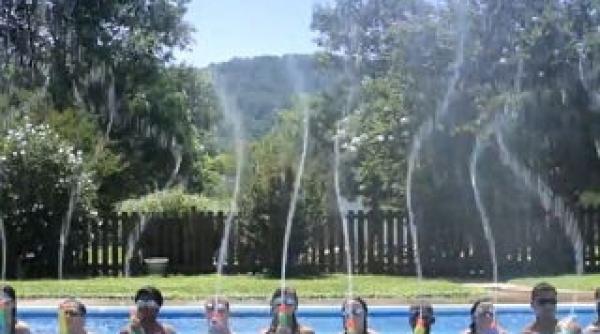 celebra fantana bellagio din las vegas recreata de 19 adolescenti intr o piscina video