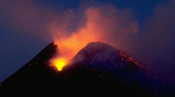etna a erupt din nou aeroportul din catania inchis temporar
