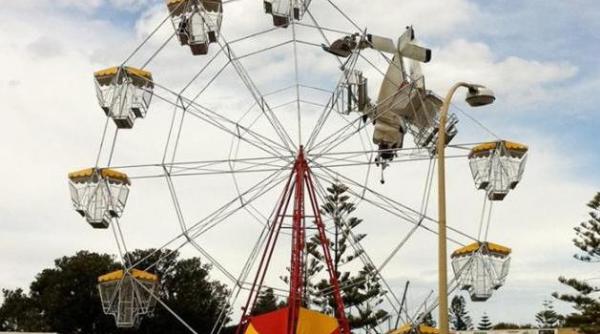 avion de mici dimensiuni prins in roata unui parc de distractii din australia