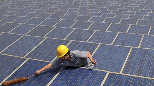 china acuzata ca joaca murdar in industria energiei curate in timp ce chinezii prospera americanii dau faliment