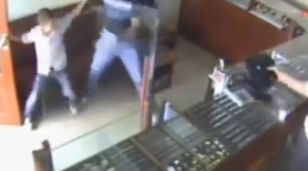 un pusti in varsta de 12 ani a impiedicat un jaf armat intr un magazin de bijuterii din turcia video