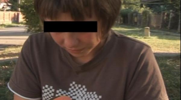 copil tuns de profesoara pe motiv ca avea parul prea mare video