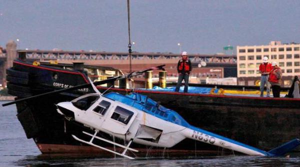 un mort si trei raniti dupa prabusirea unui elicopter in east river la new york