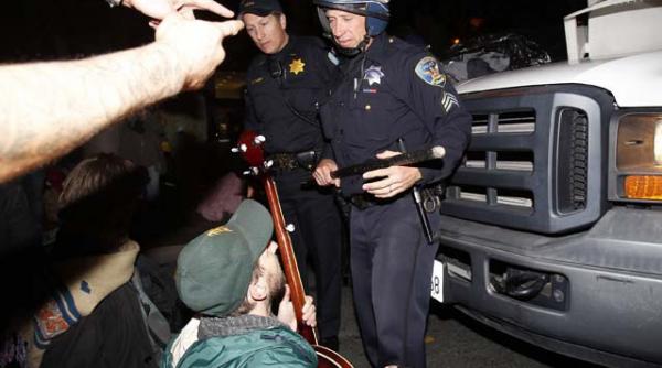 pretul protestelor de pe wall street un politist a impartit cu darnicie bastoane in stanga si n dreapta video