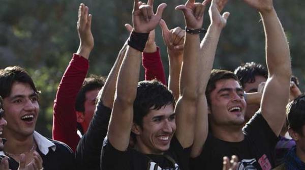 concert rock in afganistan vezi cat de rebeli sunt spectatorii si cum e sound ul unei trupe afgane video