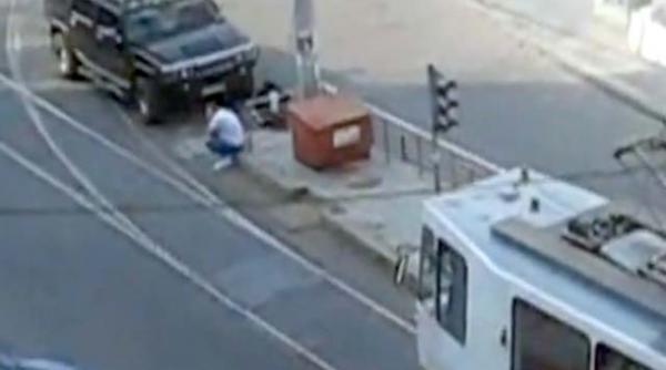 un ghiolban de bucuresti si a parcat monstrul hummer pe linia de tramvai video