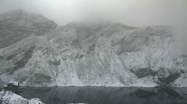 a venit iarna la munte stratul de zapada a depasit pe alocuri 30 cm