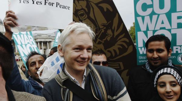 julian assange la o manifestatie impotriva razboiului din afganistan jurnalistii sunt criminali de razboi