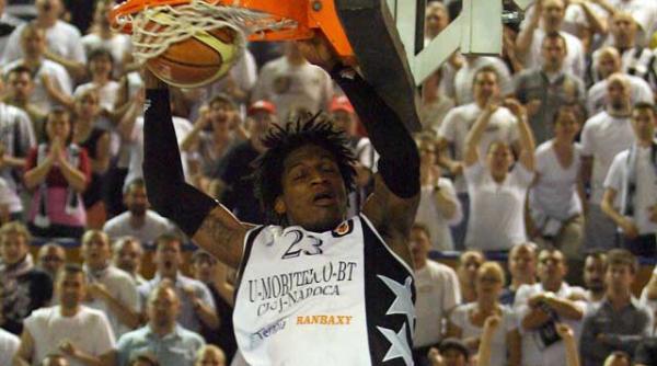 cazul decesului baschetbalistului american moarte stupida pornind de la o sapca