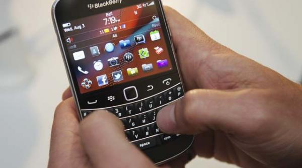 milioane de utilizatori de blackberry nu mai pot trimite emailuri sau mesaje bbm