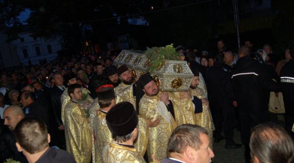 moastele sfintei parascheva au fost scoase in curtea catedralei mitropolitane din iasi