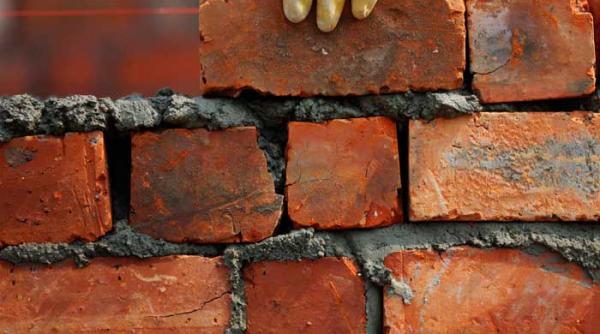 firmele cred ca varful crizei va fi atins in 2012