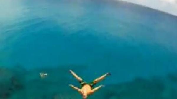 saritura in apa incredibila executata de pe acoperisul unui hotel