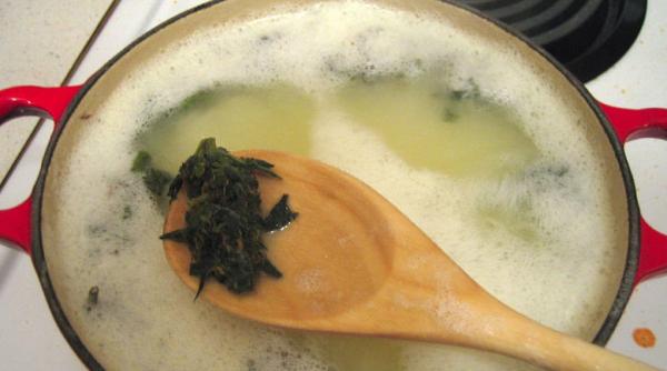 trei batrani au mancat prajituri cu marijuana la o inmormantare si au ajuns la urgenta