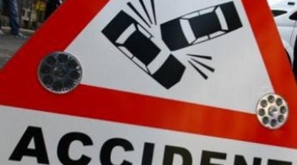 trei persoane intre care si un politist grav ranite intr un accident in judetul sibiu traficul rutier este blocat