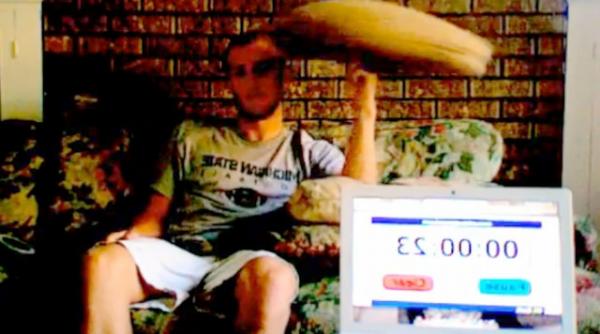 a cucerit recordul mondial la invartitul pernei pe deget