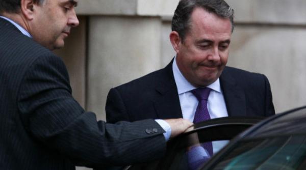 demisie la varf in guvernul britanic titularul de la aparare plateste tribut conflictului de interese