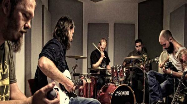 luna amara iti ofera pietre in alb