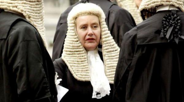 bugetul irlandei nu mai poate suporta costul perucilor judecatorilor