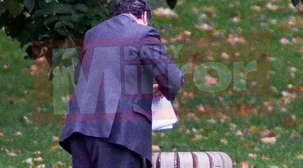 mana dreapta a premierului britanic prins aruncand documente secrete in cosurile de gunoi din parc