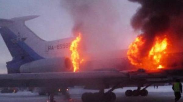 un avion cu 67 de pasageri la bord a luat foc in siberia