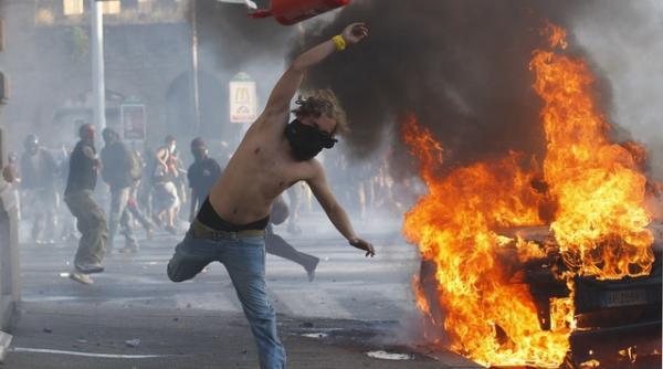 banci atacate si masini incendiate in centrul romei in timpul manifestatiei indignatilor