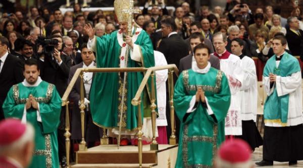 papa a oficiat liturghia duminicala cu ajutorul unei platforme mobile