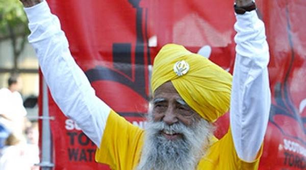 record mondial are 100 de ani si a alergat un maraton video