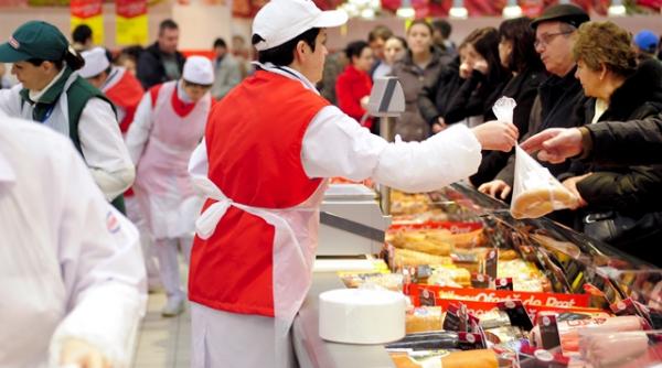 studiu majoritatea veniturilor obtinute de romani se duc pe mancare